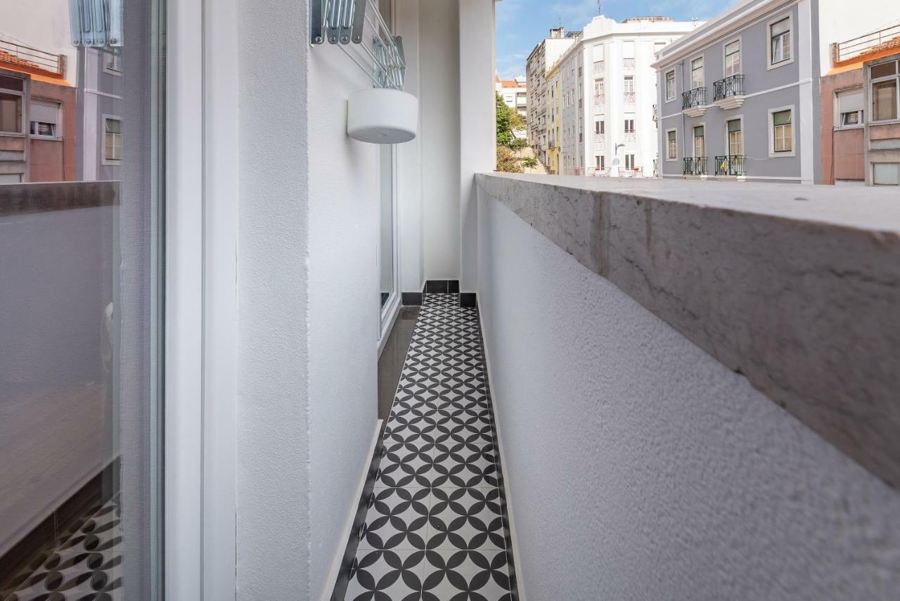 Style And Comfort In Downtown Lisbon Exterior photo